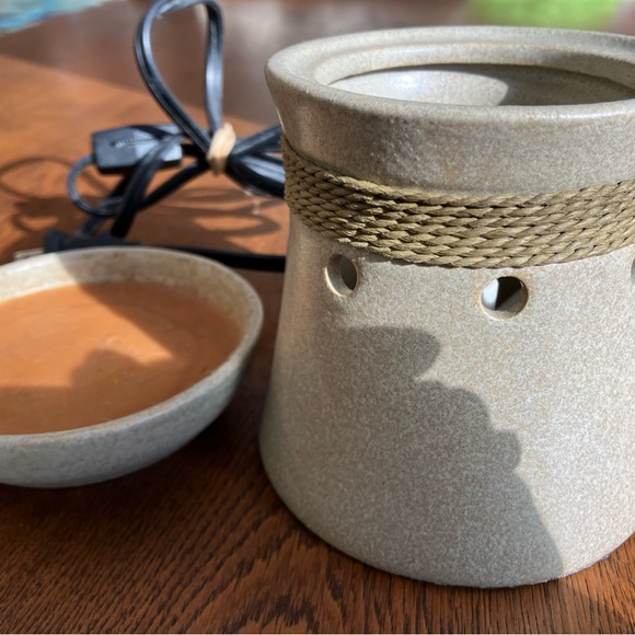 Full size Scentsy Twine wrapped tan warmer w/ switch on/off cord. Perfect cond. - Picture 5 of 6